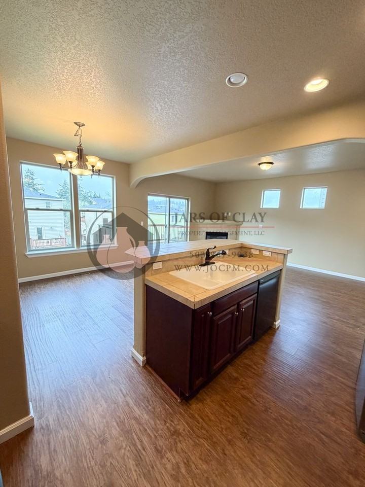 841 Crouchen St Nw - Photo 7 of 20