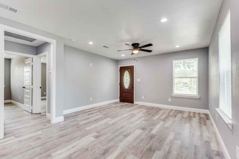 9214 Metz Ave - Photo 4 of 8