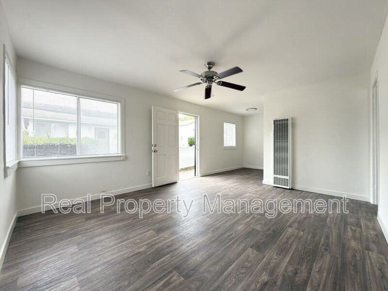 318 Washington St - Photo 3 of 12