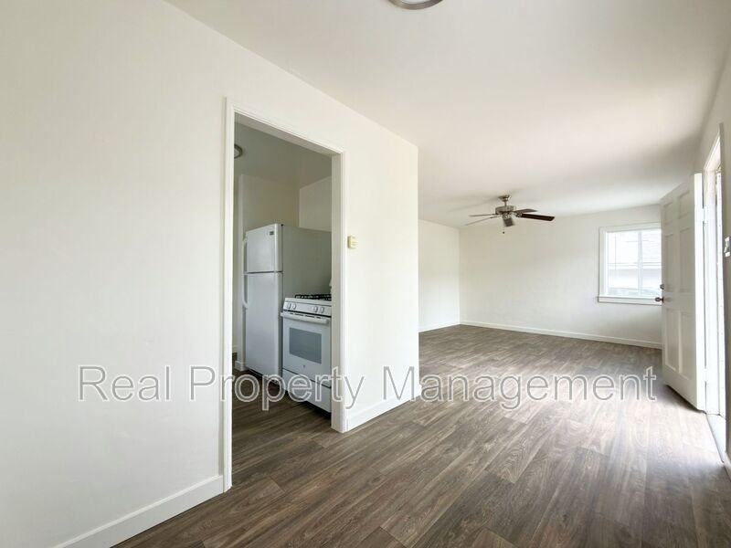 318 Washington St - Photo 4 of 12