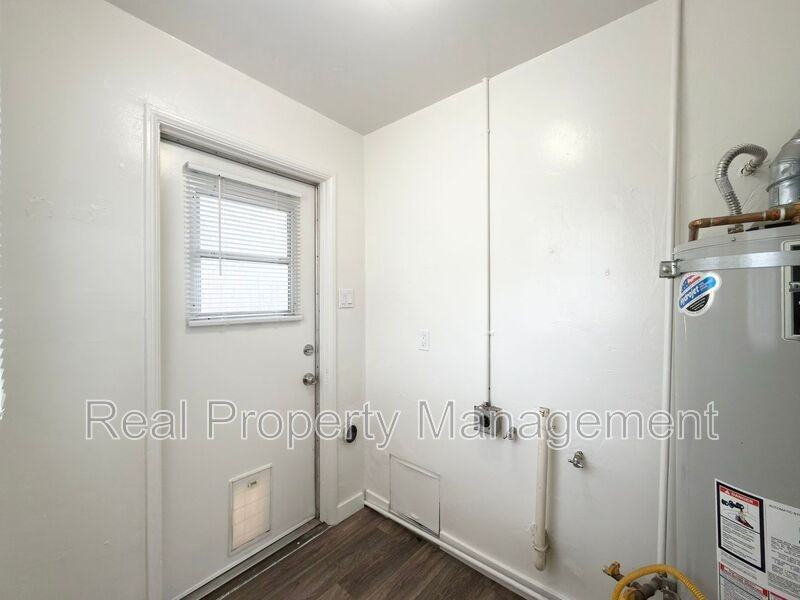 318 Washington St - Photo 6 of 12