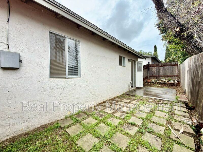 318 Washington St - Photo 7 of 12