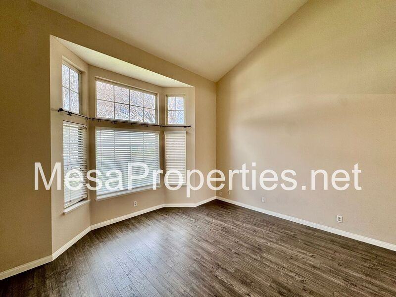 10927 Glenoaks Dr - Photo 2 of 26