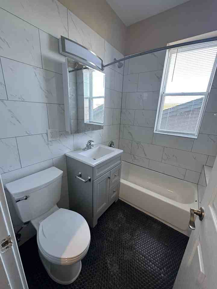 3600 W Flournoy St Apt 3w #3W - Photo 2 of 8