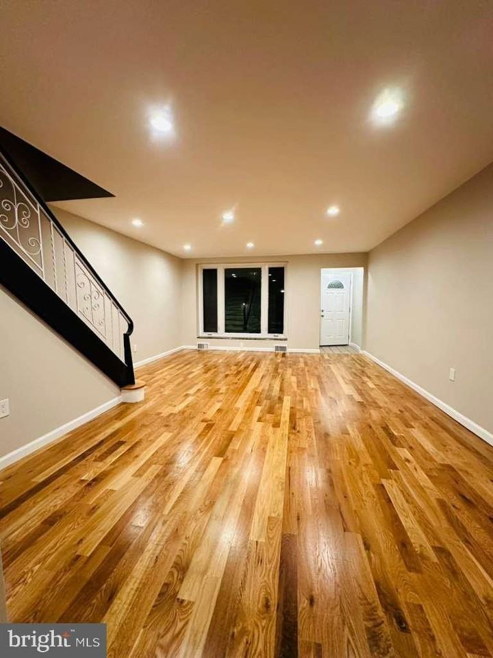 7448 Rhoads St - Photo 3 of 22