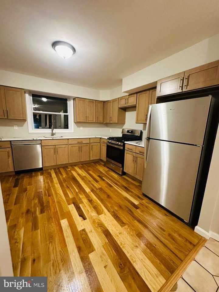 7448 Rhoads St - Photo 5 of 22