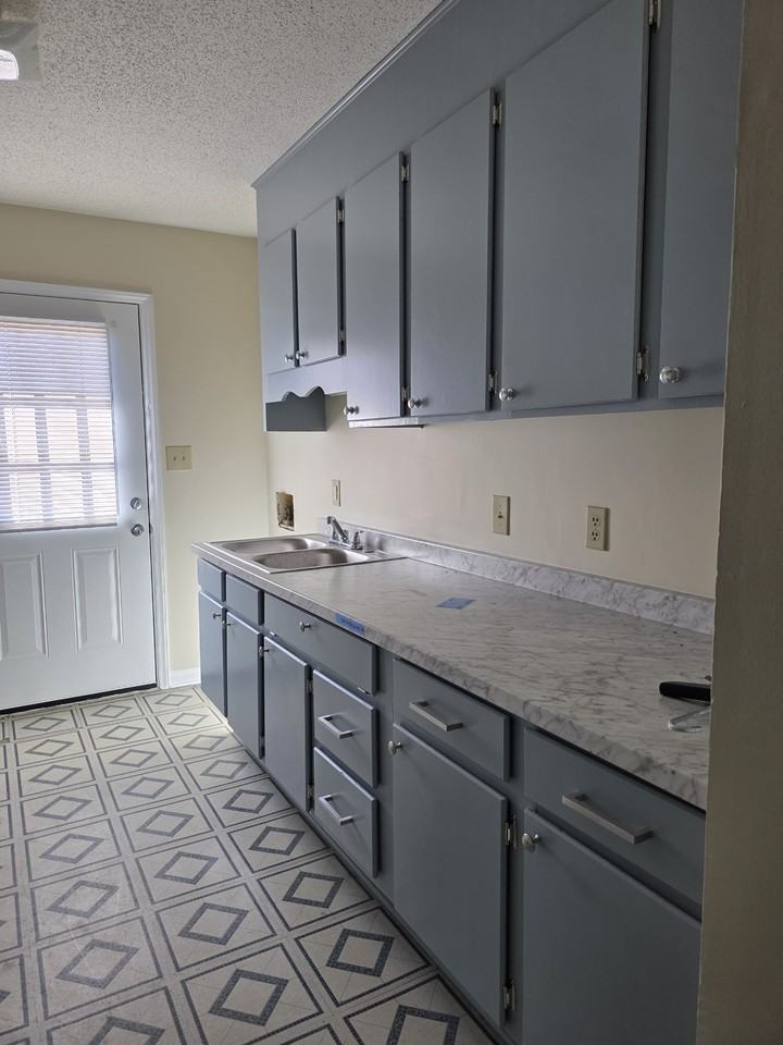 702 Cotton St Apt A #702A - Photo 2 of 6