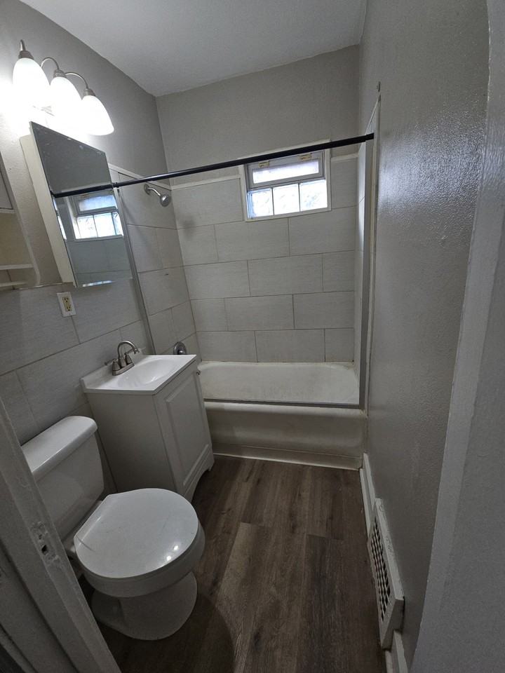 1119 9th Ave1W #1W - Photo 2 of 10