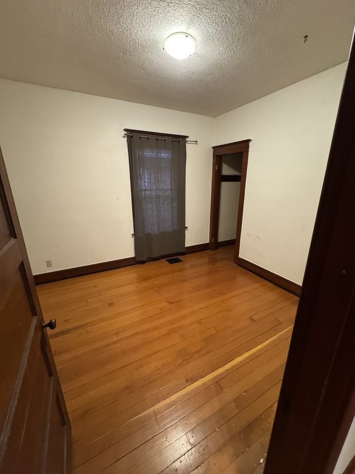 410 Ne 56th Ave #SF - Photo 3 of 16