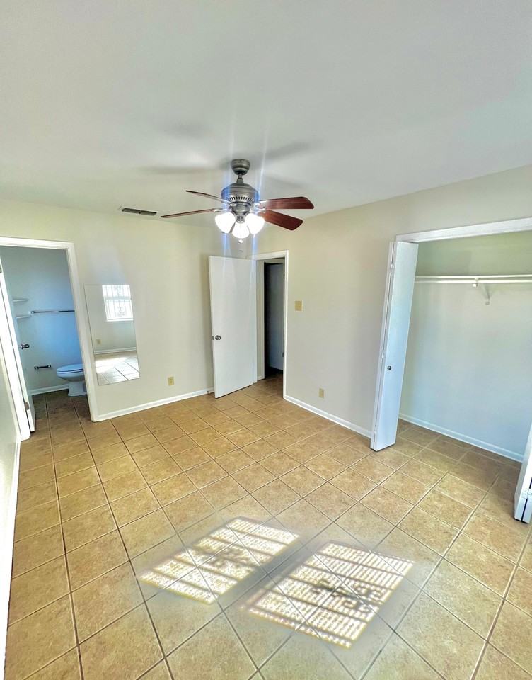 1010 San Antonio St #1 - Photo 3 of 4