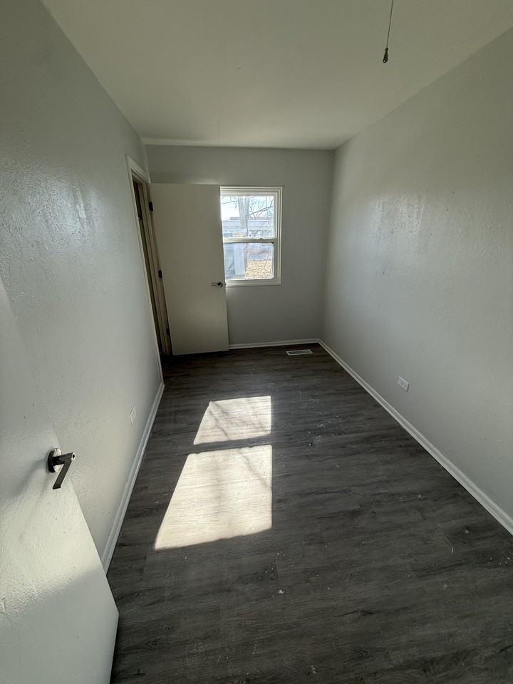 1645 W Elm St #1 - Photo 7 of 9