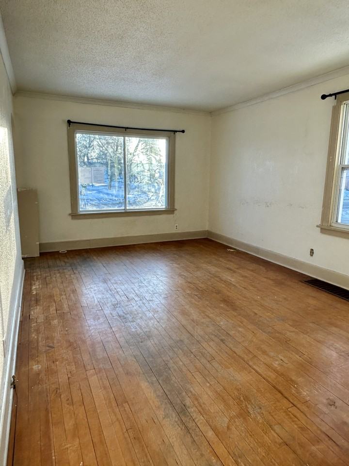 2929 3rd Ave E #2929 - Photo 3 of 10