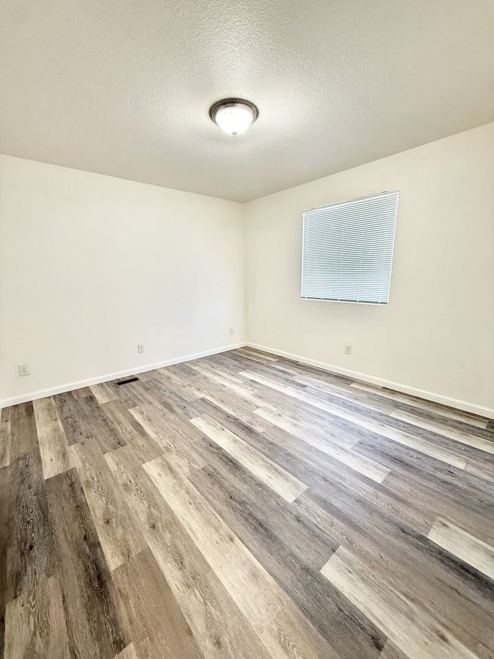 1952 E 11th St #1 - Photo 7 of 20