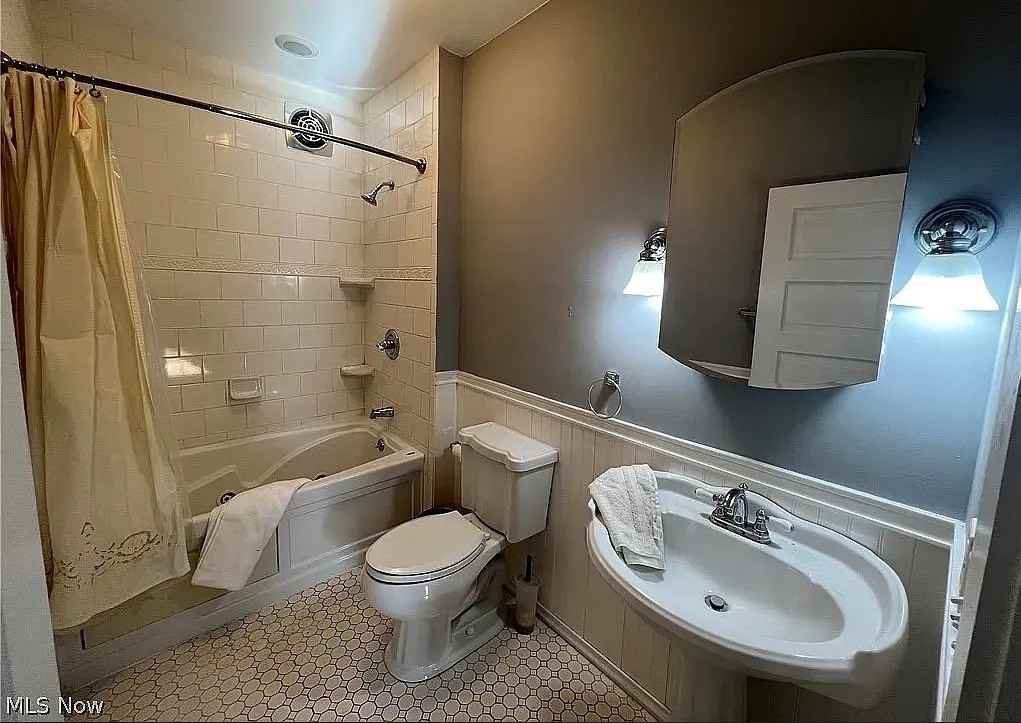 1346 W 112th St #2 - Photo 6 of 10