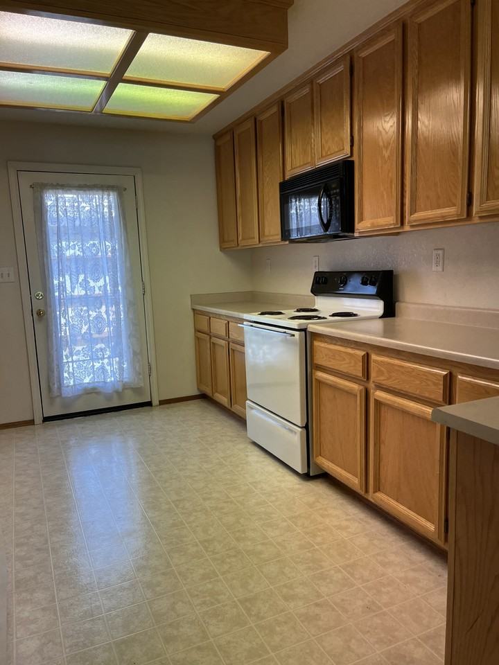 1029 Courtyard Dr #1 - Photo 5 of 12