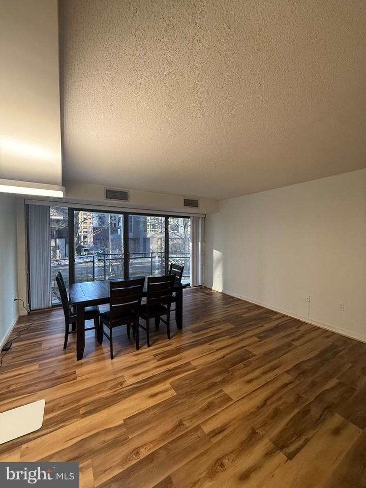 1530 Key Blvd Apt 221 #221 - Photo 5 of 19