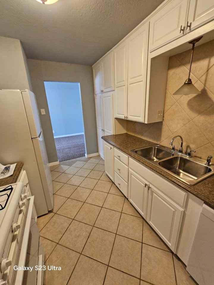 908 Nw 20th St #1 - Photo 3 of 34