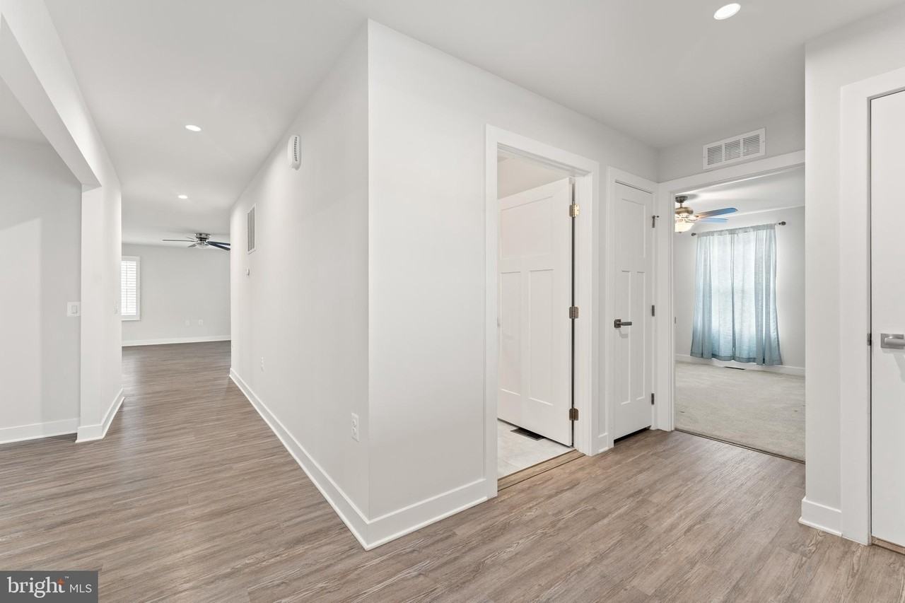 18332 Signature Way - Photo 4 of 50