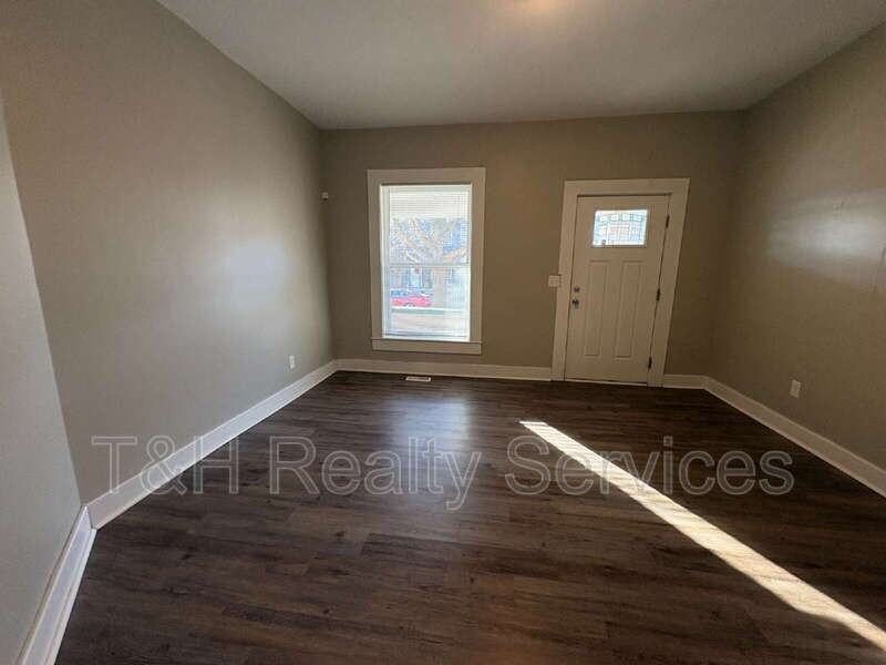 635 Jefferson Ave - Photo 3 of 16