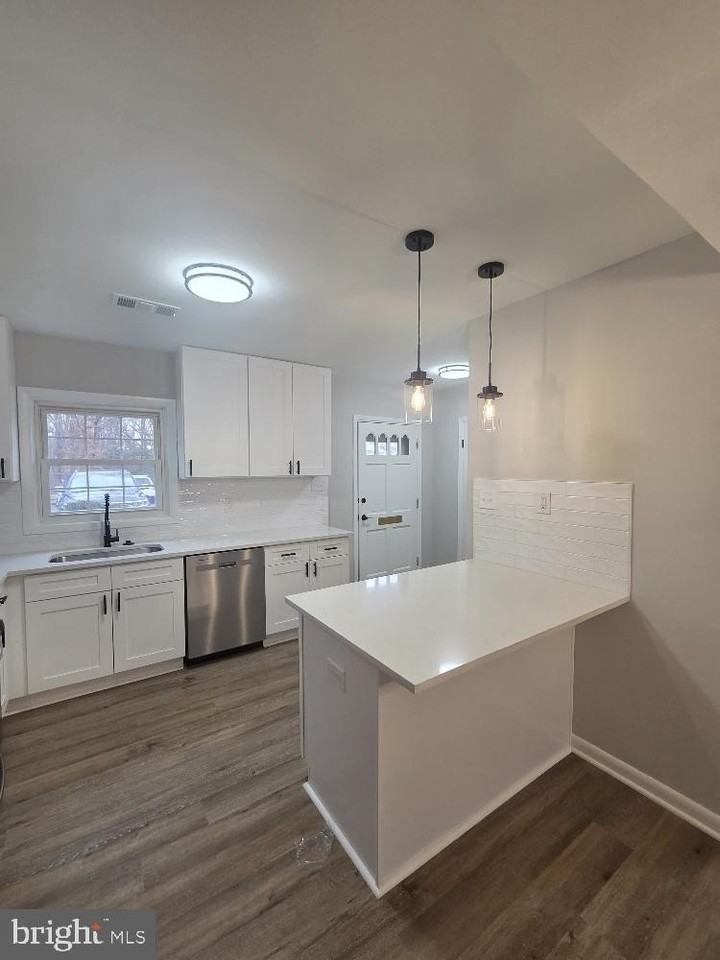 407 Greenbrier Ct Unit 407 #407 - Photo 4 of 17