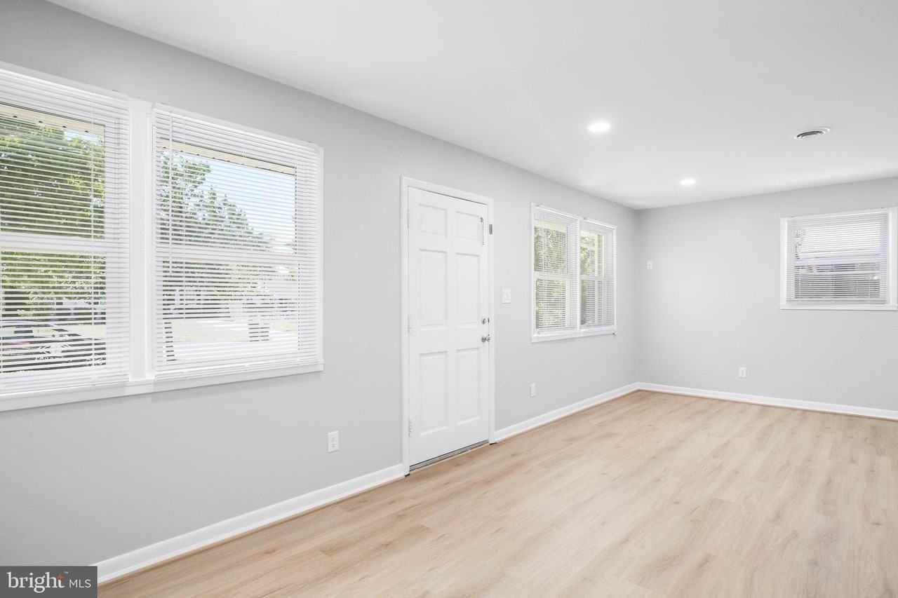 603 Woodford St - Photo 4 of 21