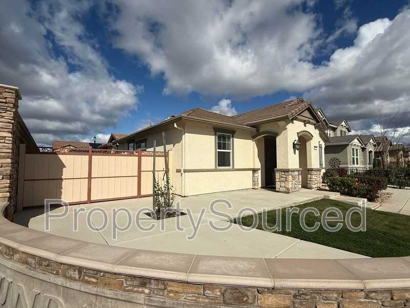 1697 W Woodward Ave - Photo 3 of 44