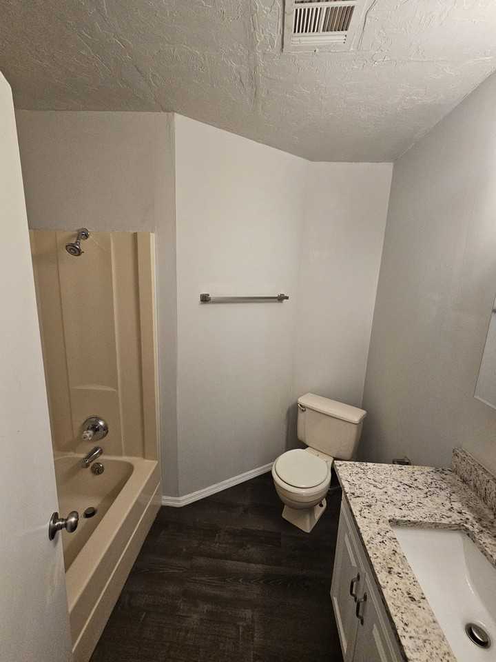 2209 Nw 36th St #1 - Photo 6 of 12