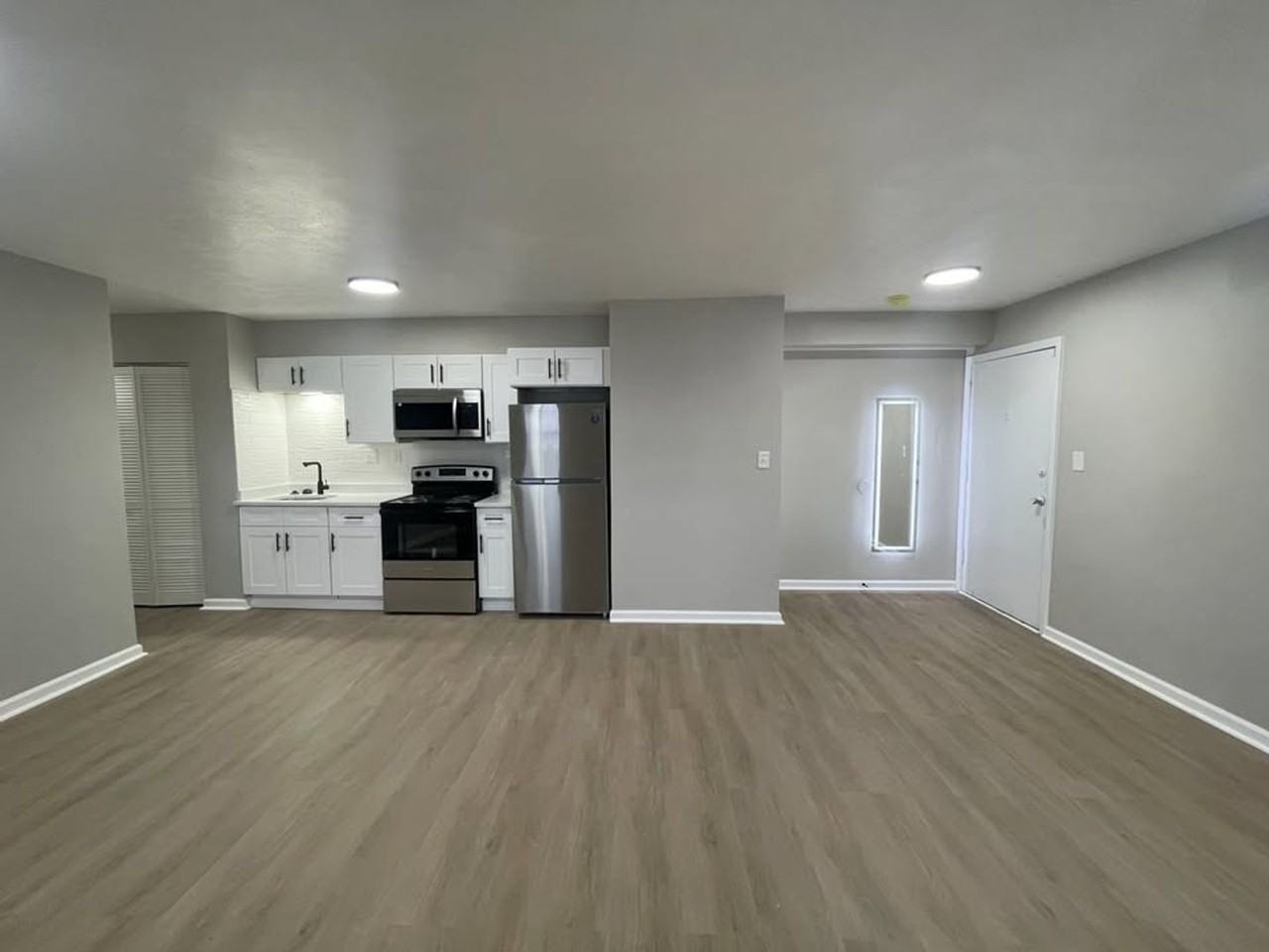 7047 E 10th St - Photo 2 of 37