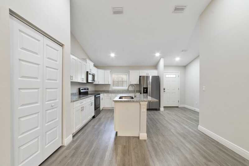 9093 N Peachtree Way - Photo 3 of 10