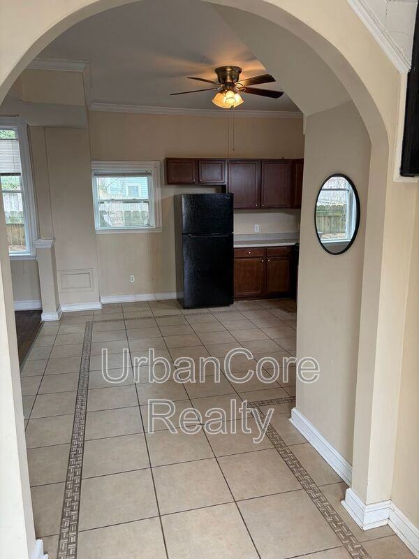 2410 Cedar St - Photo 4 of 29