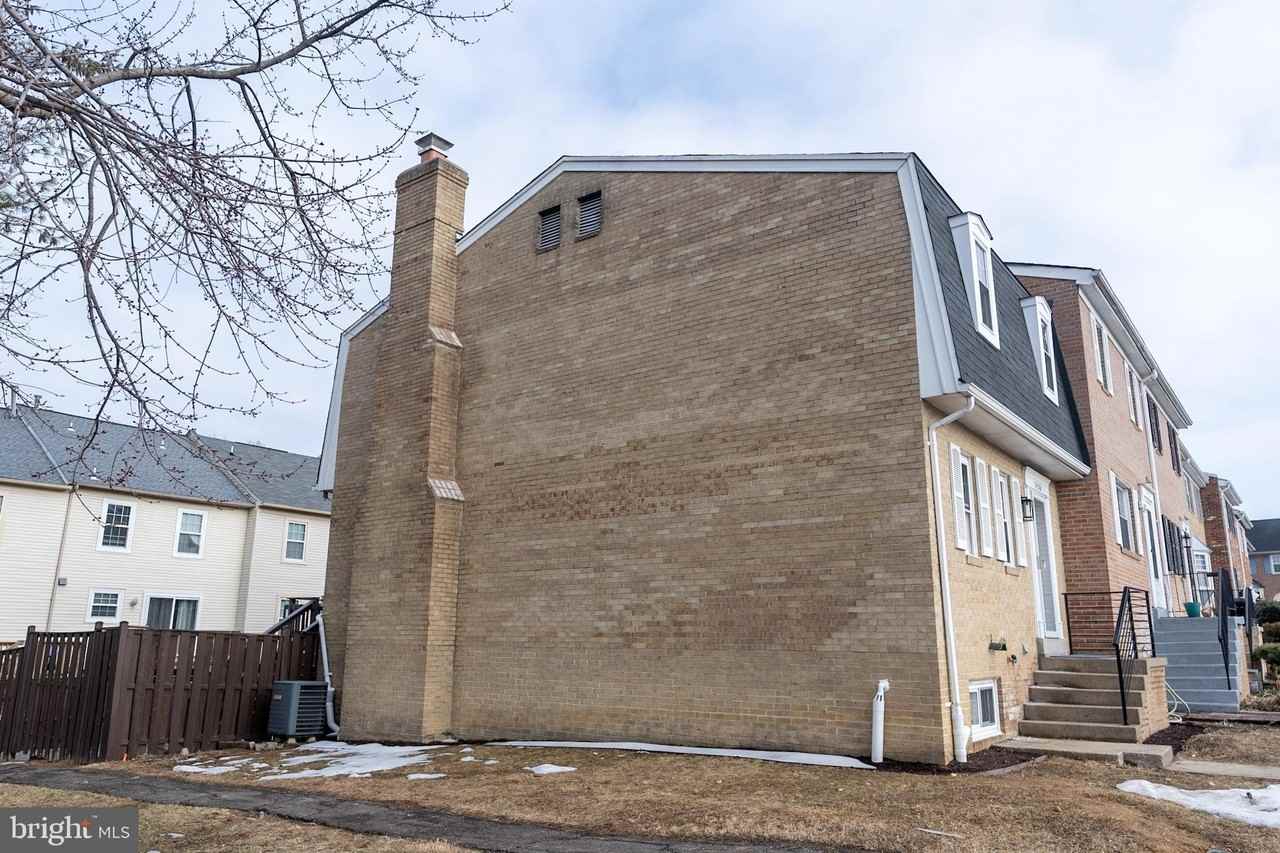 7426 Rhondda Dr - Photo 3 of 49