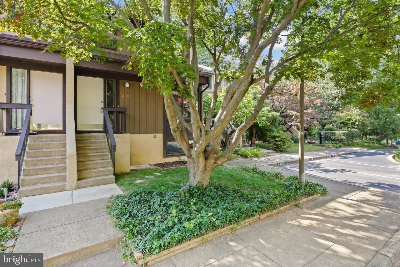 2208 Cartwright Pl - Photo 2 of 37