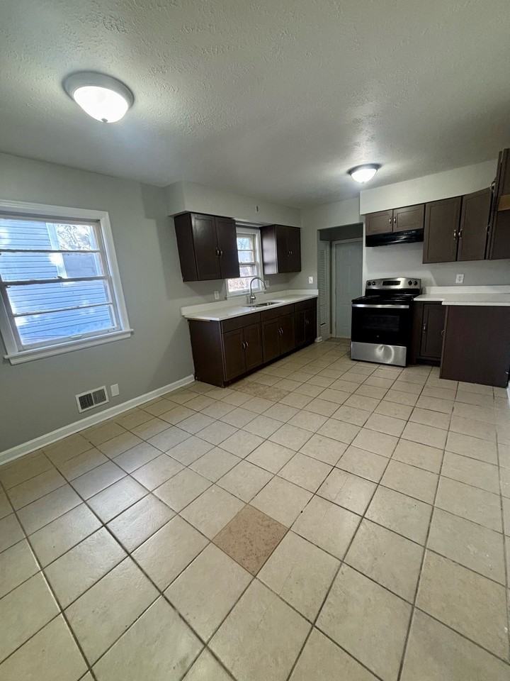 1055 Euclid Ave #1 - Photo 4 of 9