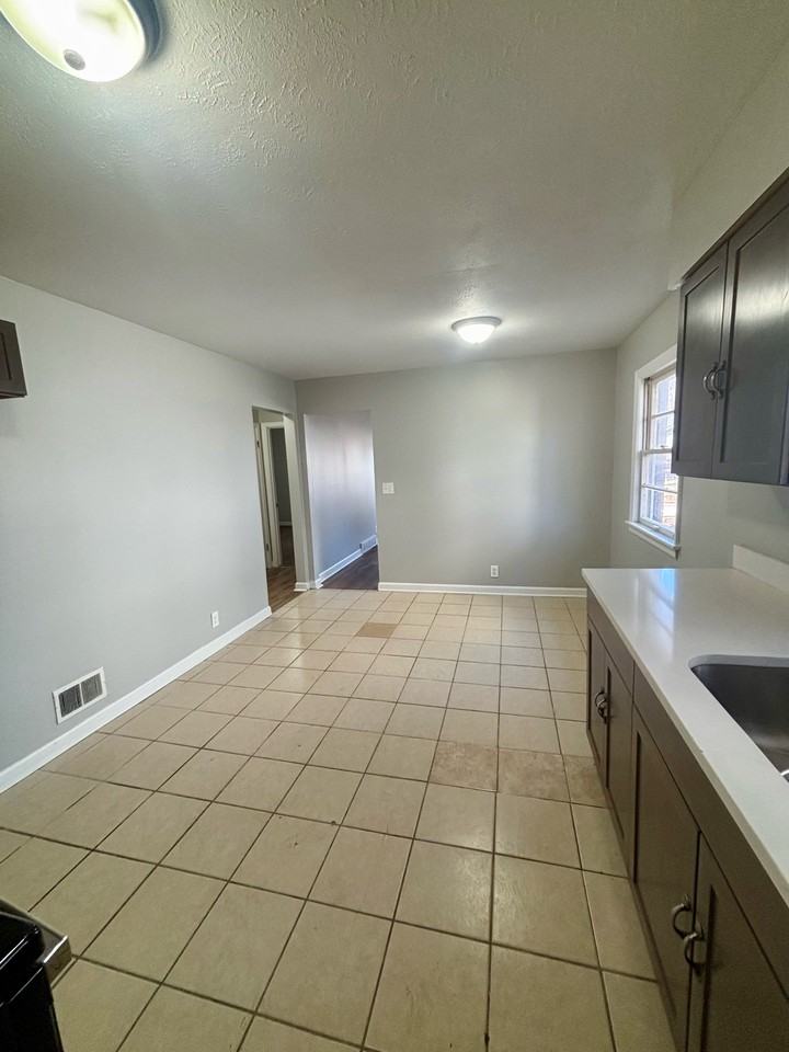 1055 Euclid Ave #1 - Photo 5 of 9