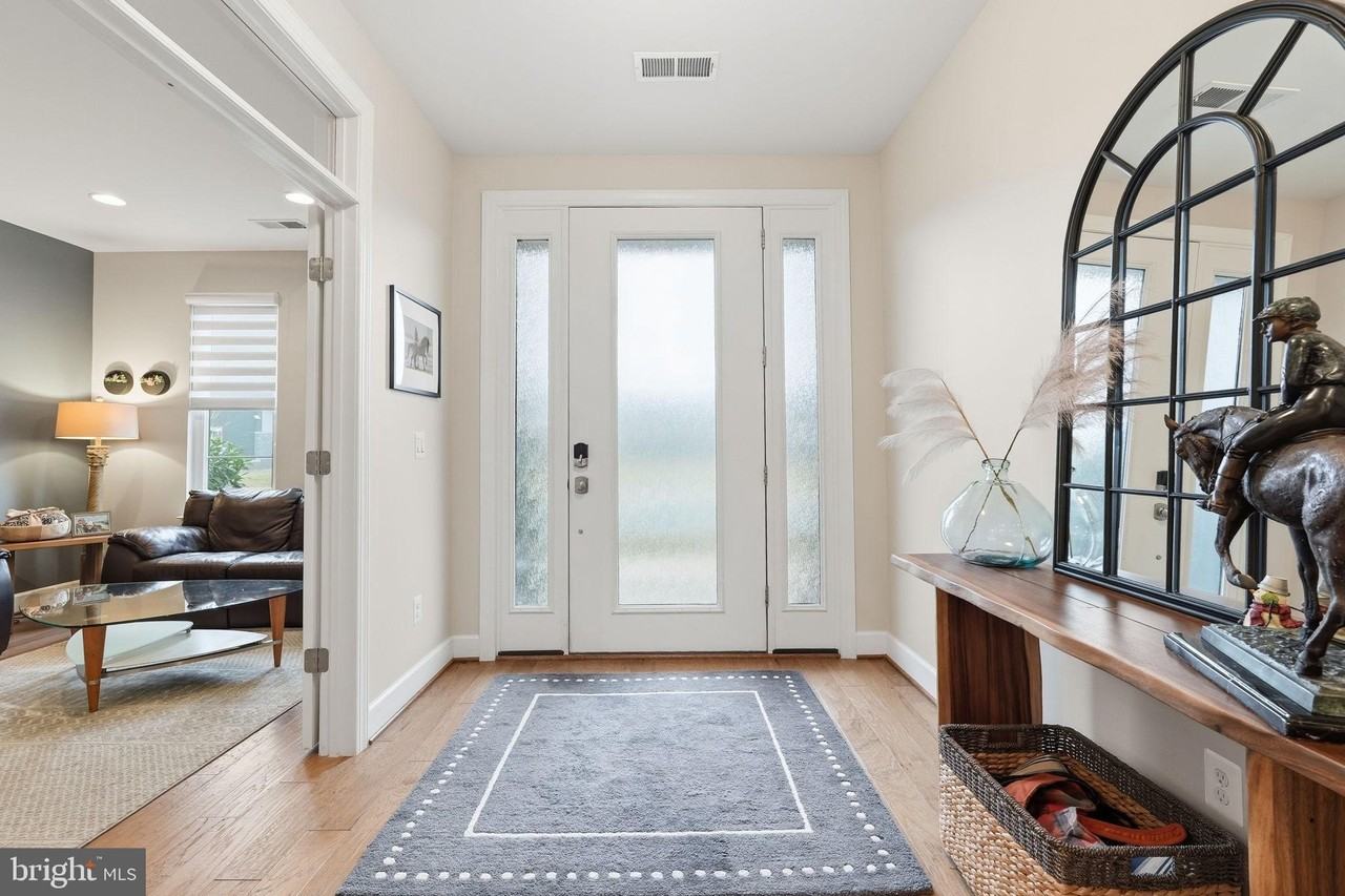 20301 Savin Hill Dr - Photo 2 of 40