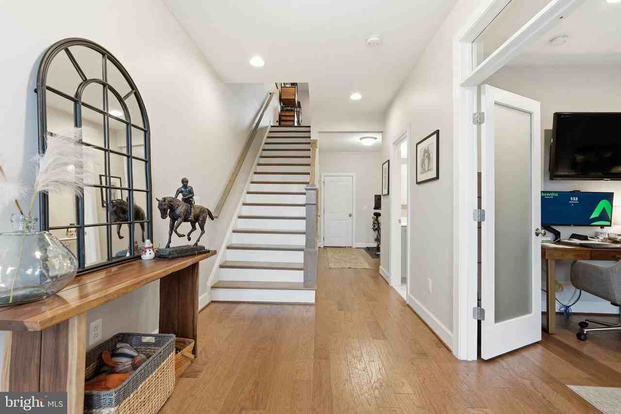 20301 Savin Hill Dr - Photo 3 of 40