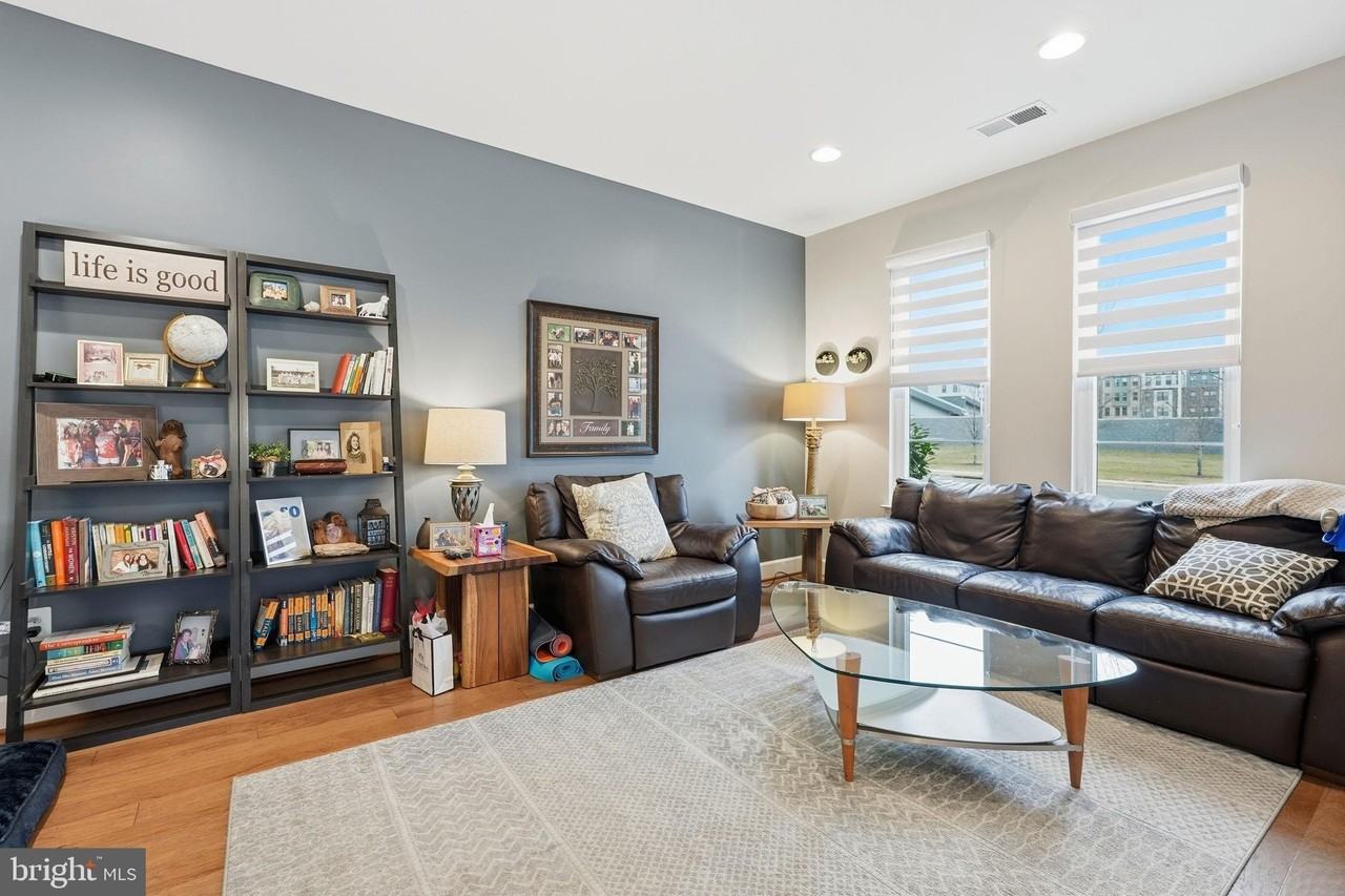 20301 Savin Hill Dr - Photo 4 of 40