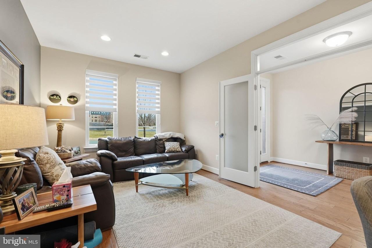 20301 Savin Hill Dr - Photo 5 of 40