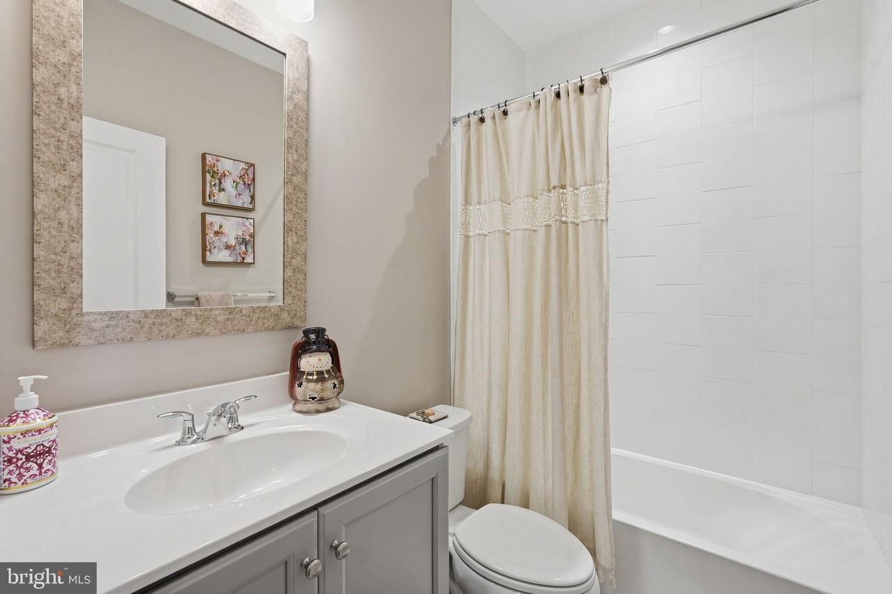 20301 Savin Hill Dr - Photo 7 of 40