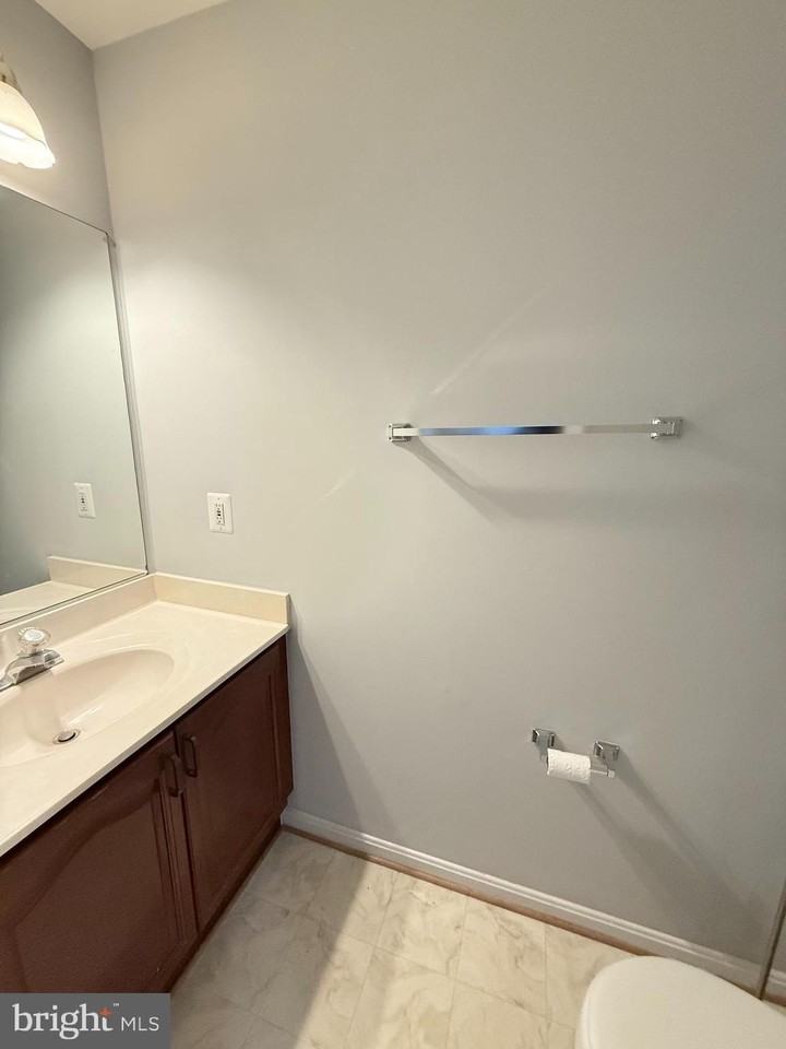 43572 Blacksmith Sq - Photo 2 of 37