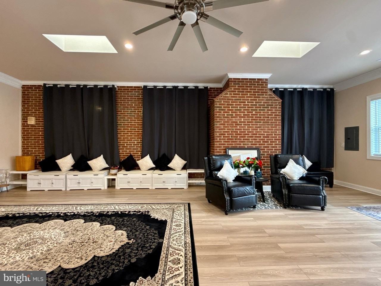 19923 Smith Cir - Photo 3 of 50