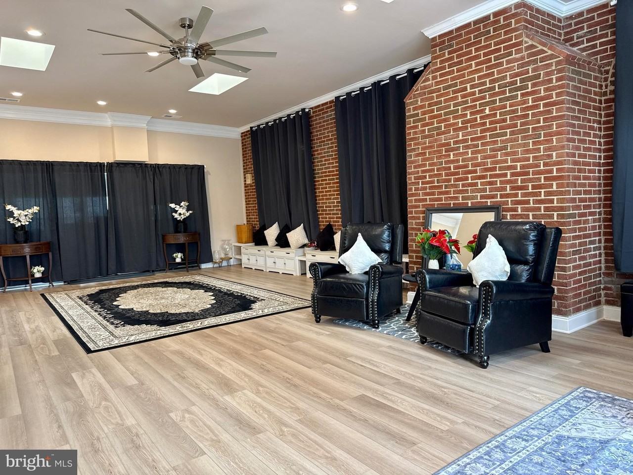 19923 Smith Cir - Photo 4 of 50