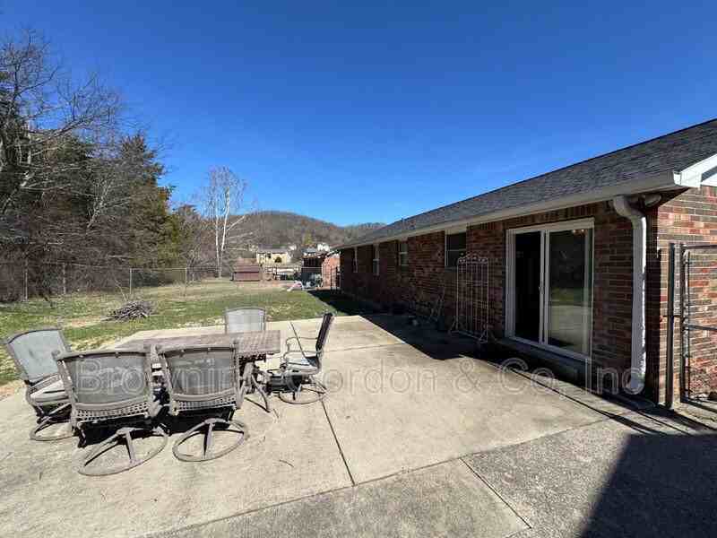 544 Phipps Dr - Photo 2 of 16