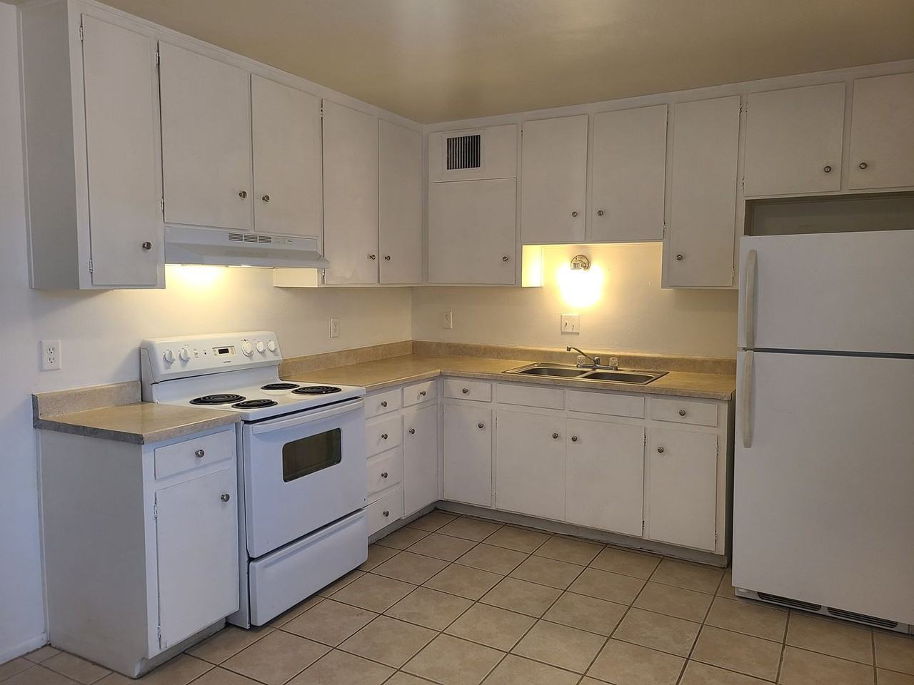 4350 E Fairmount St - Photo 6 of 42