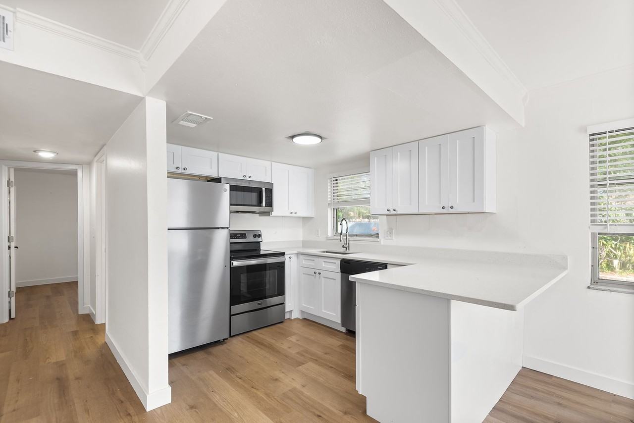 555 62nd St S - Photo 4 of 10
