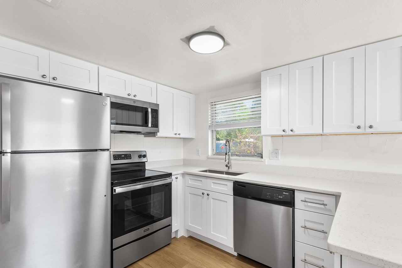 555 62nd St S - Photo 5 of 10