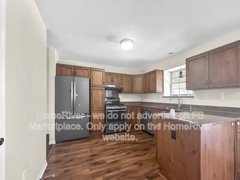 668 Longwood Rd - Photo 5 of 21