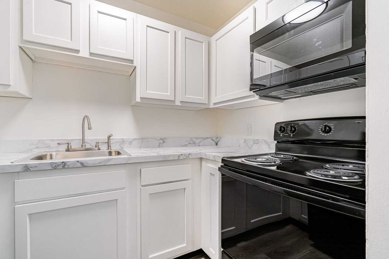 Lindsay Court Apartments - Photo 4 of 50