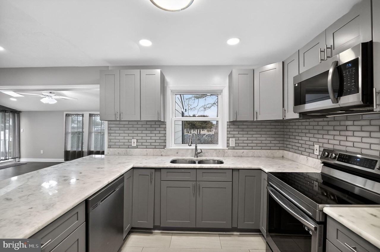 7609 Croydon Pl - Photo 7 of 35