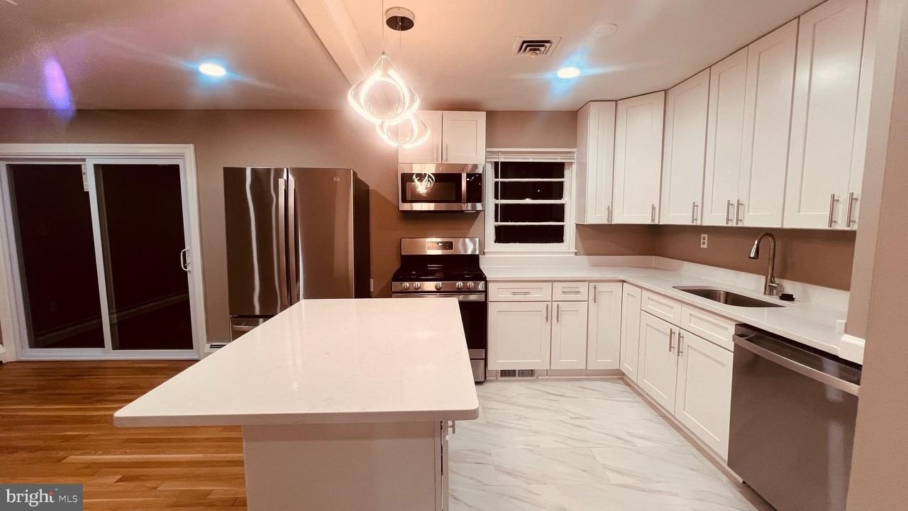 14303 Chesterfield Dr - Photo 5 of 34